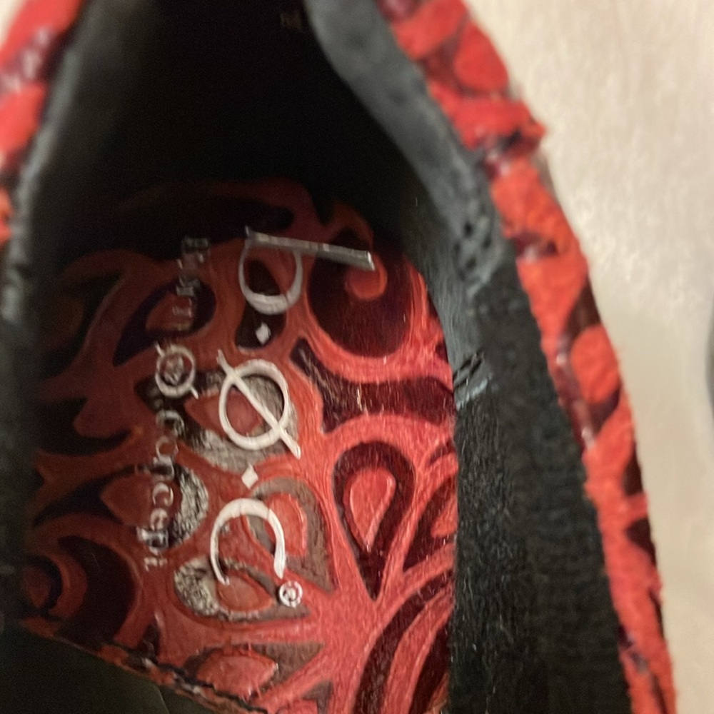 NWOT BOC Red/Maroon Leather Clogs with Embossed Design Sz 6 - Picture 3 of 6